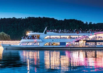 Festliche Buffetfahrt am Kristallschiff in Linz
